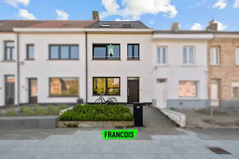 Huis te huur Assebroek: 3 slaapkamers, 2 badkamers, terras en dakterras