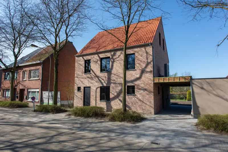 Huis te huur Brasschaat: Moderne gezinswoning met tuin en carport