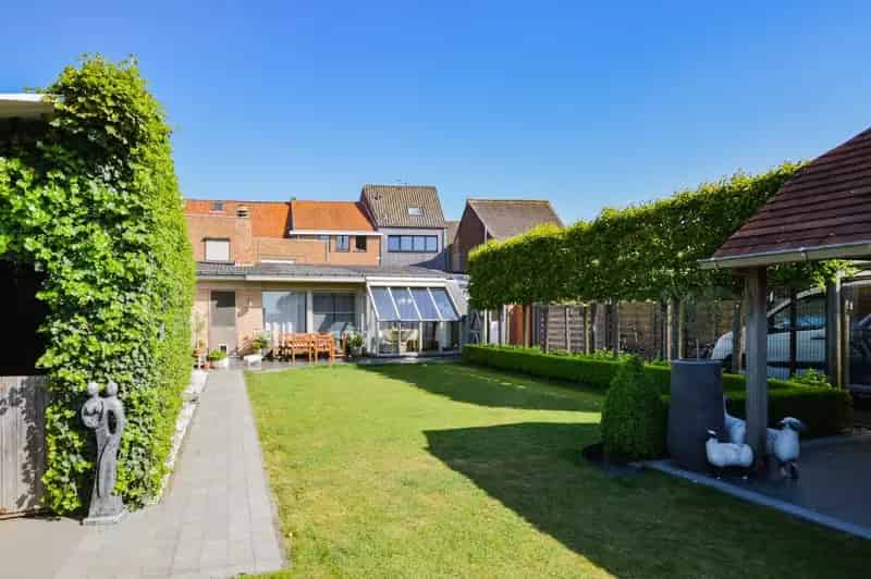 Commerciële Winkel en Ruime Woning te Koop Aartrijke