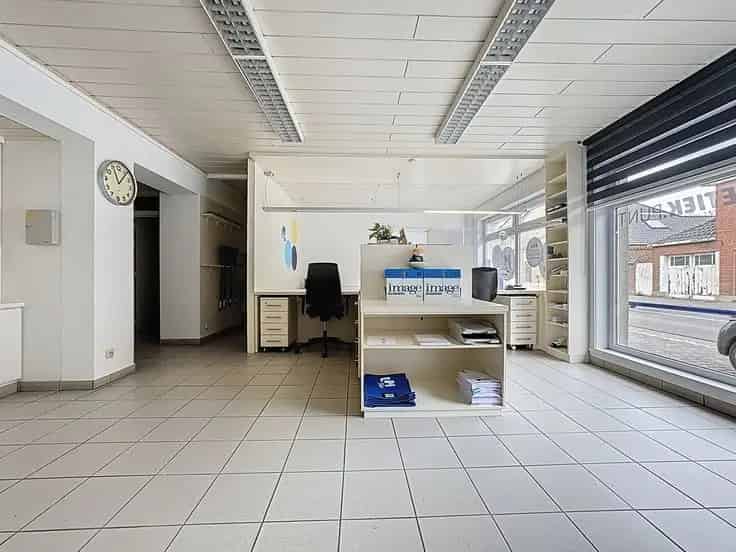 Opbrengsteigendom Sint-Lievens-Houtem: Kantoor, Feestzaal Appartementen