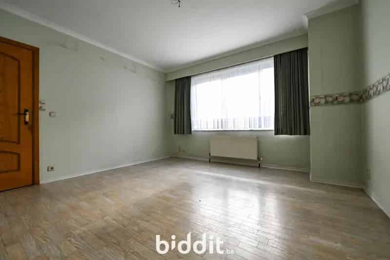 Gunstig gelegen appartement met terras te renoveren