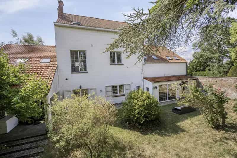 Huis te koop Nossegem: 7 slaapkamers, 5 badkamers, 3 woonunits