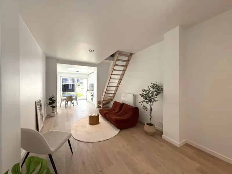 Stijlvolle Gerenoveerde Energiezuinige Woning met Tuin en Bijgebouw