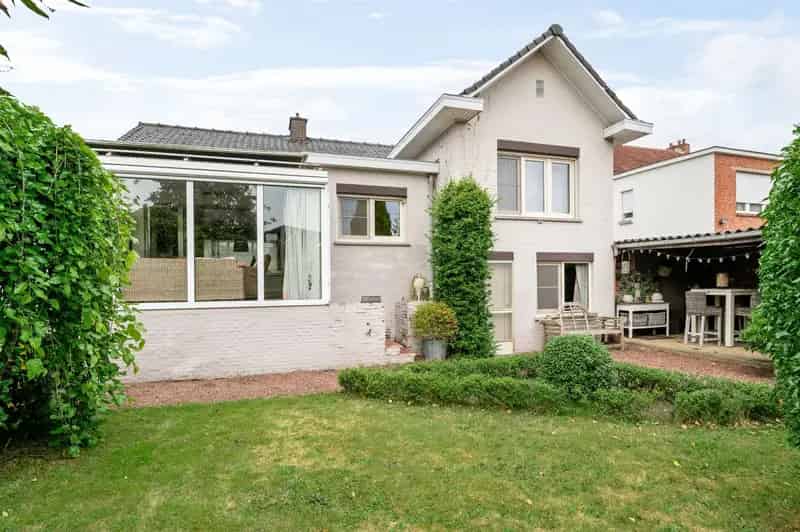 Ruime Splitlevelwoning te Gierle met Garage en Tuin