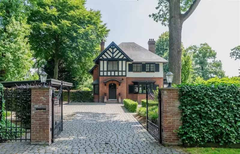 Huis te huur Essen-Heikant: Authentieke villa met 4 slaapkamers en grote tuin