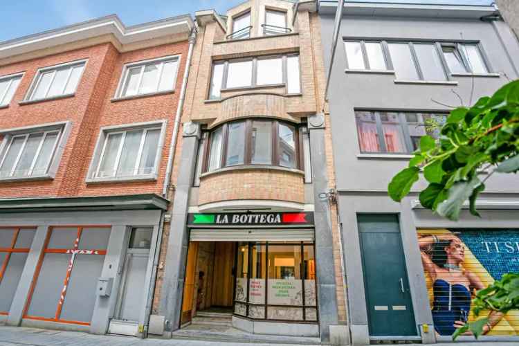 Huis te koop op toplocatie in Halle met winkelruimte en slaapkamers