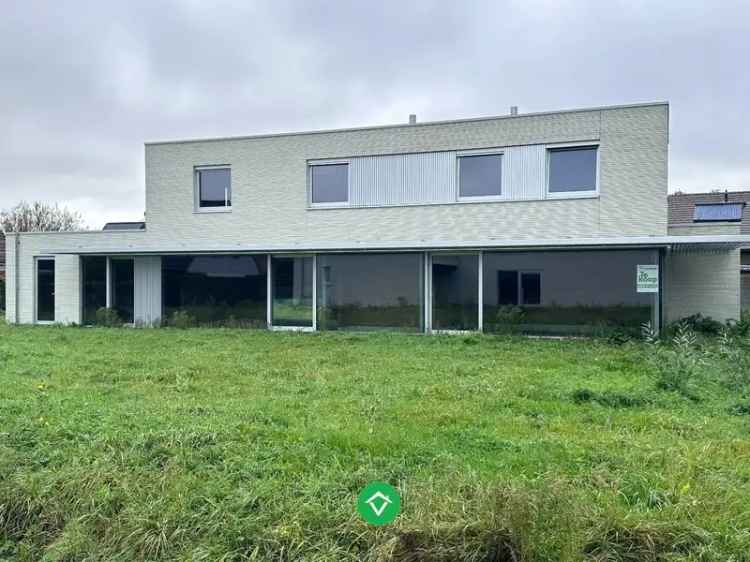 Ruime alleenstaande villa met 3 slaapkamers te Torhout