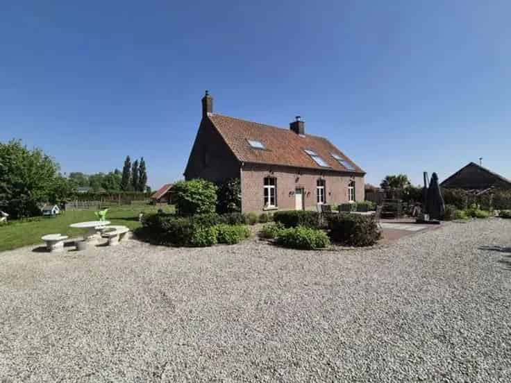 Landhuis Te Koop: Gerestaureerde Hoeve met Weilanden en Zwemvijver