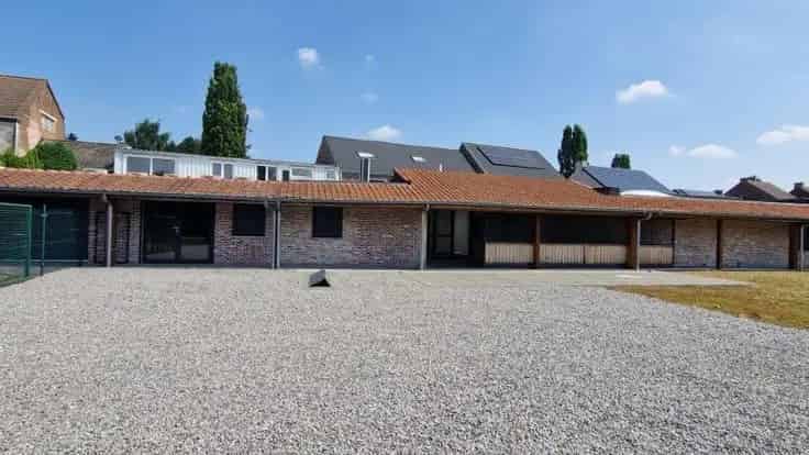 Gerenoveerde Eengezinswoning 6 Slaapkamers Grote Tuin Garages