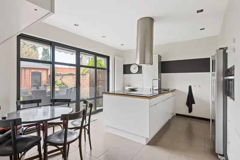 Karaktervolle woning 342m2 6 slaapkamers zwembad Hemiksem