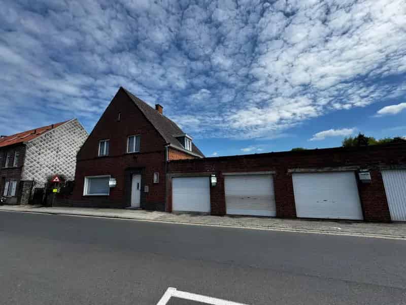 Te renoveren woning met 3 garages nabij Izegem centrum