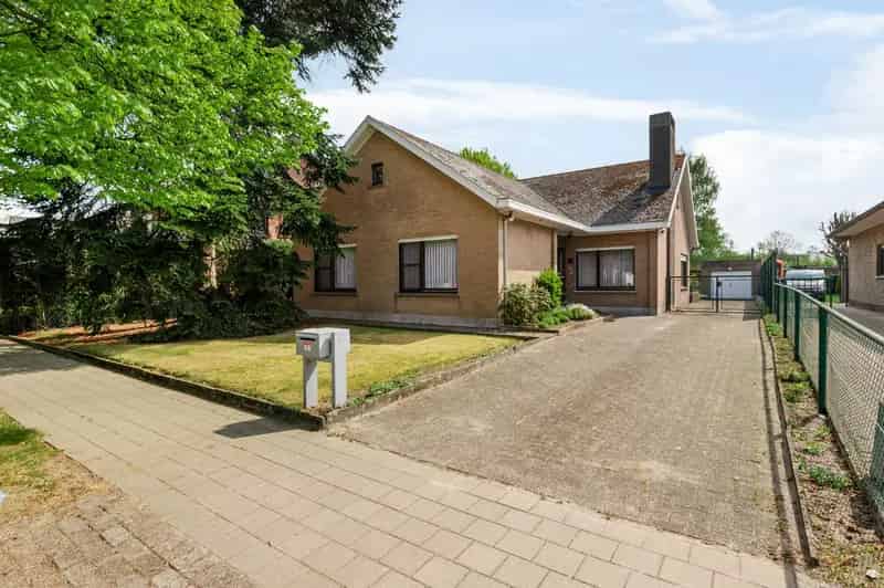 Vrijstaande Villa te Brasschaat: Ruime woning met tuin en moderniseringspotentieel