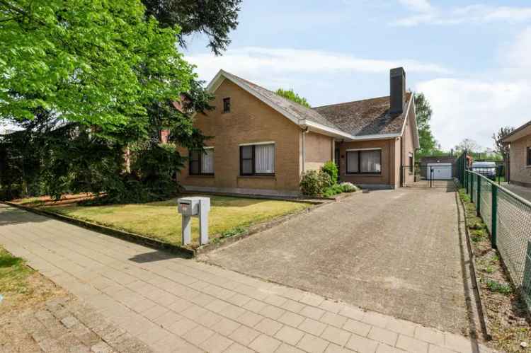 Vrijstaande Villa te Brasschaat: Ruime woning met tuin en moderniseringspotentieel