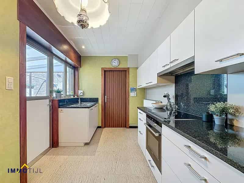 Ruime woning met 2 garages te Moorsel