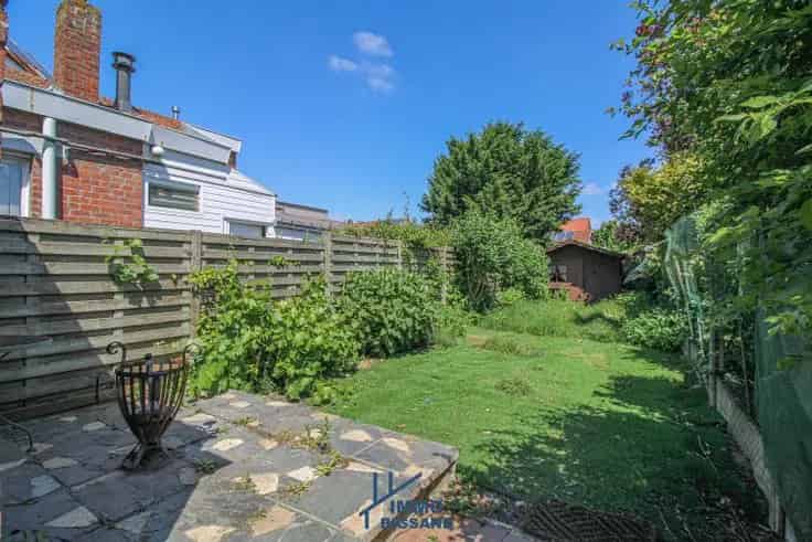 Te renoveren woning Wevelgem met tuin en zij-ingang