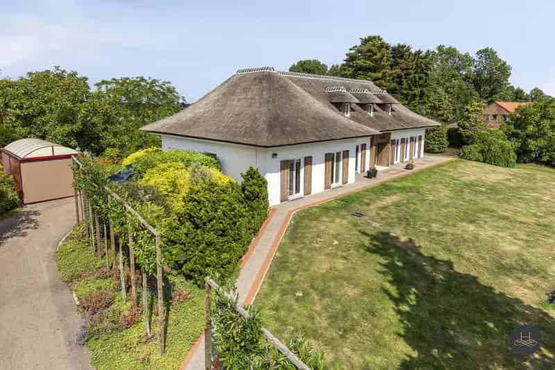 Charmante Villa te Koop met Zwemvijver en Ruime Tuin