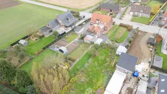 Halfopen bebouwing met 2 slpks, 2 garages en tuin op 797m²