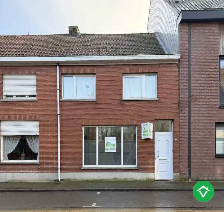 Op te frissen rijwoning met 3 slaapkamers en tuin in centrum Staden