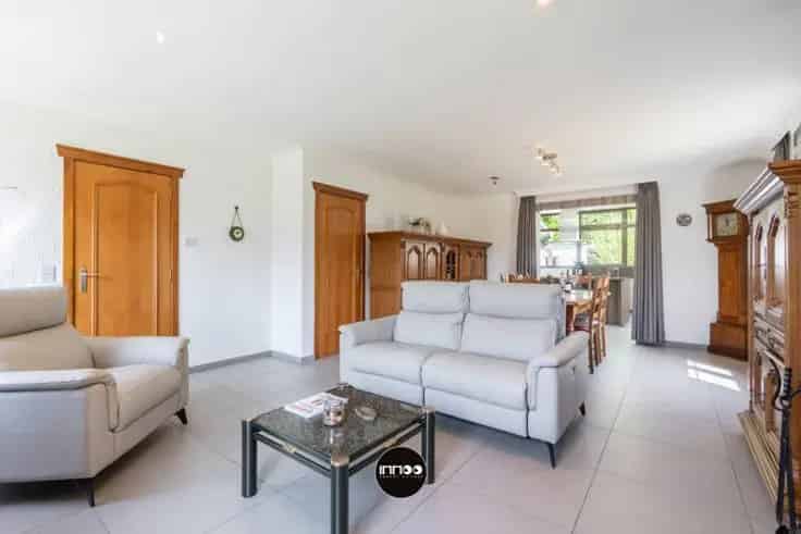 Lichtrijke Bungalow Te Koop met Garage en Recente Renovaties