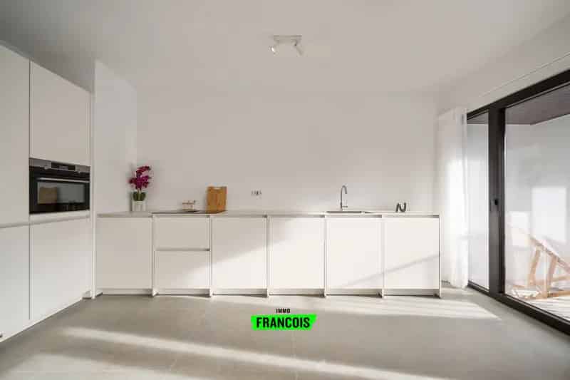 Gerenoveerd Appartement Oostende met Staanplaats en Zeezicht
