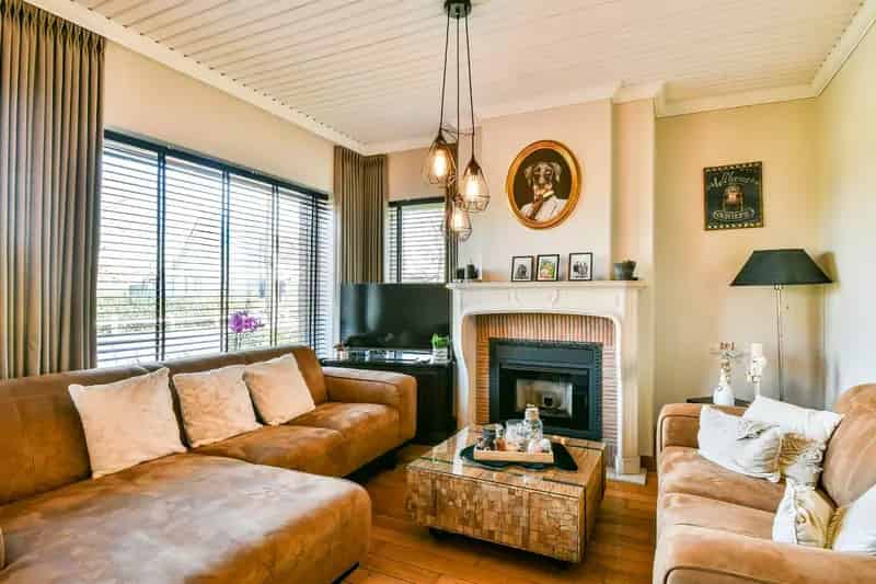 Karaktervolle Villa met Loodsen te Koop in Torhout