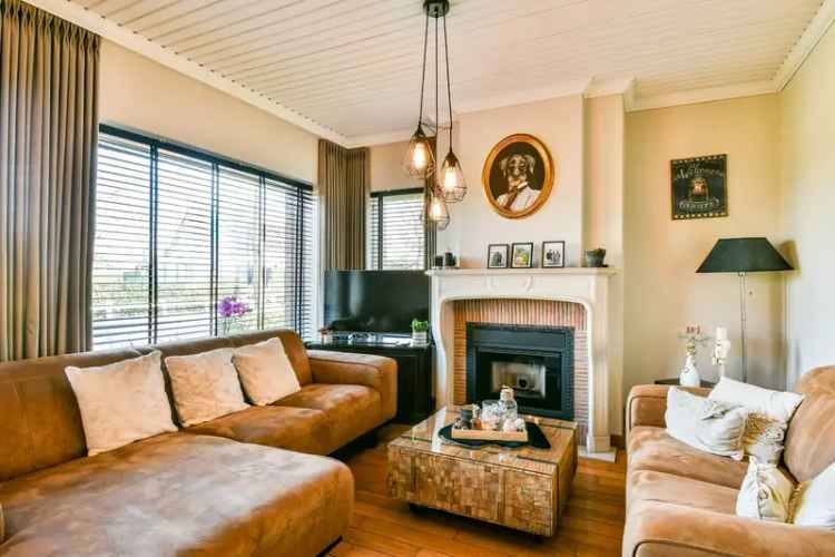 Karaktervolle Villa met Loodsen te Koop in Torhout
