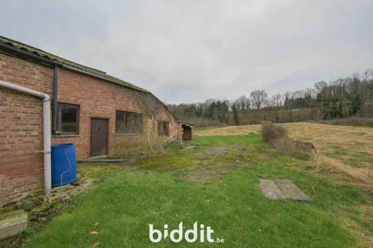 Te renoveren hoeve met grond in waardevol agrarisch gebied