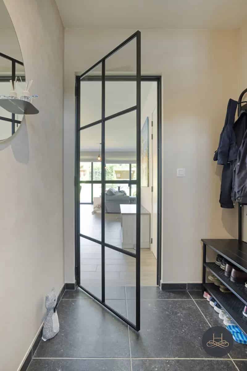 Moderne Halfopen Woning te Huur met 4 Slaapkamers en Tuin