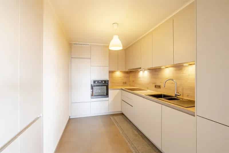 Zonnig Hoekappartement te Huur met Garage Nabij Winkels en Scholen