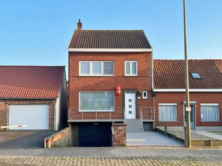 Te koop ruime woning met tuin en garages in de dorpskern