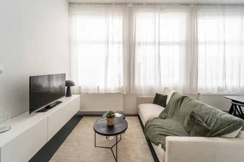 Antwerpen: Trendy Gemeubileerd Appartement met Buitenruimte
