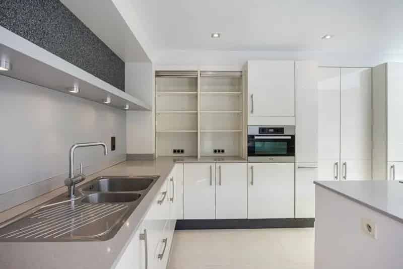 Luxueuze Instapklare Woning met Garages en Tuin