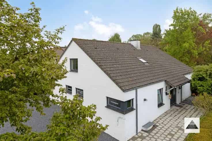 Huis Te Koop Maaseik Ruime woning met praktijk en grote tuin