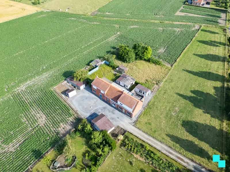 Dubbelwoonst te renoveren of af te breken landelijk gelegen