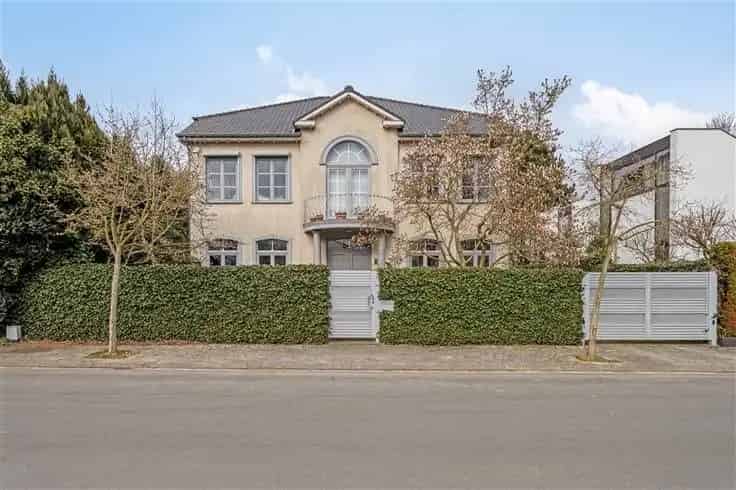 Ruime Villa te Edegem met 5 slaapkamers en 4 badkamers