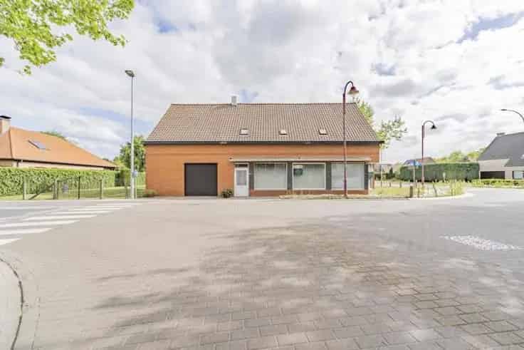 Huis Te Koop Te renoveren of herop te bouwen HOEKWONING