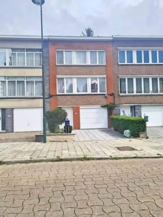 Huis te Koop: Gelijkvloers met Keuken, Woonkamer en Terras