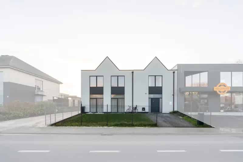 Met zijn royale 220 m² bewoonbare oppervlakte, drie ruime slaapkamers en een doordachte indeling combineert dit appartement comfort, ruimte en modern woonplezier. Dankzij het energiezuinige karakter (EPC B), een eigen parkeerplaats en de kwalitatieve afwe