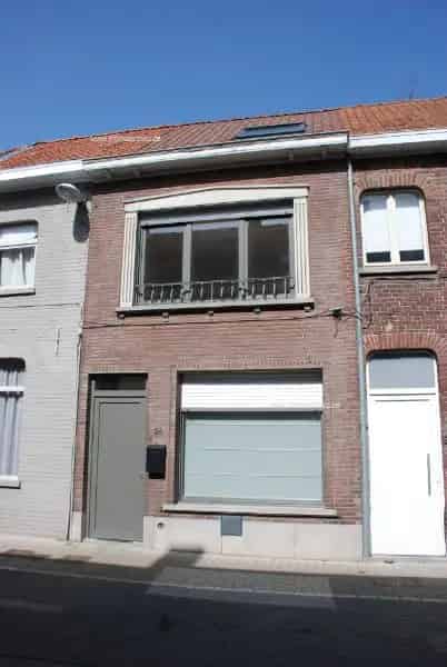 Te Huur Izegem: Vernieuwde Rijwoning 2 slaapkamers
