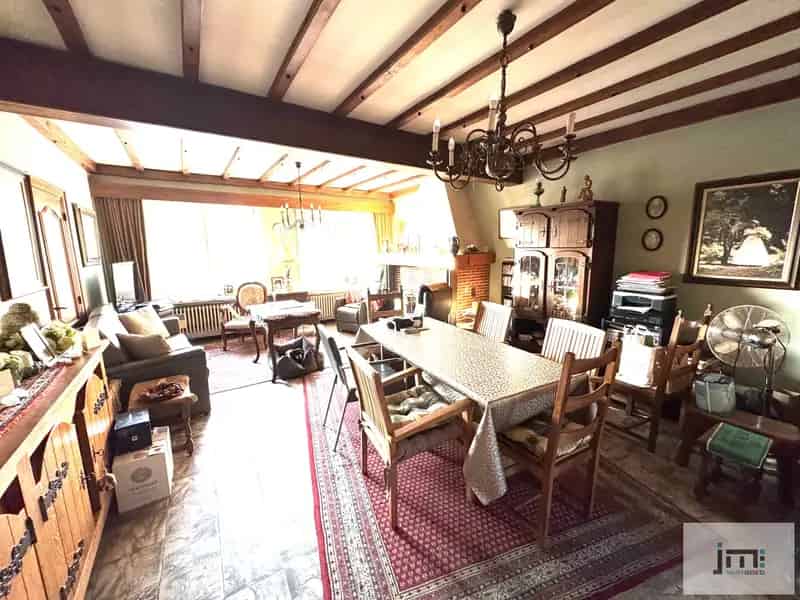 Twee woningen te koop in Voort: 7 slaapkamers, 3 keukens, garages