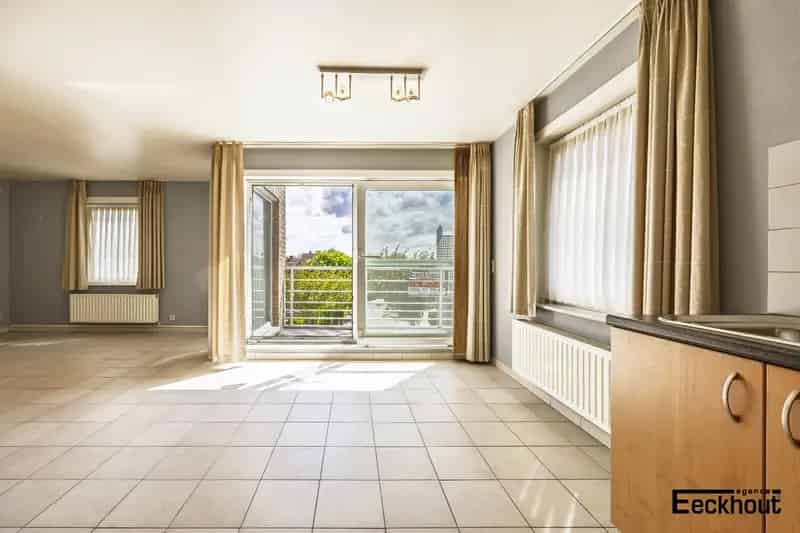 Appartement te huur Bredene: ruim hoekappartement met terras