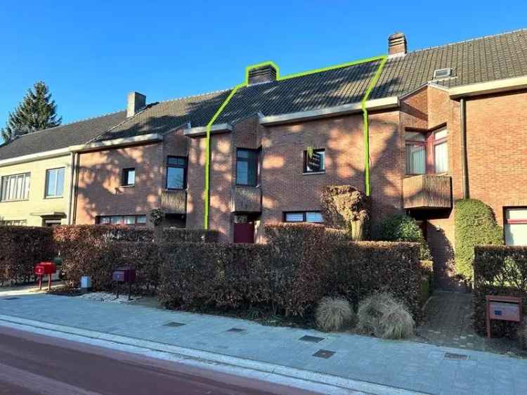 Gezellige rijwoning met 3 slaapkamers, 2 garageboxen en tuin gelegen op toplocatie in Mol centrum !