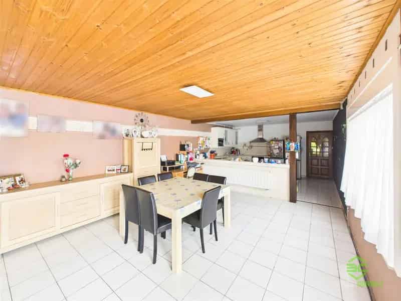Gelijkvloerse woning te huur met 2 slaapkamers en grote garage