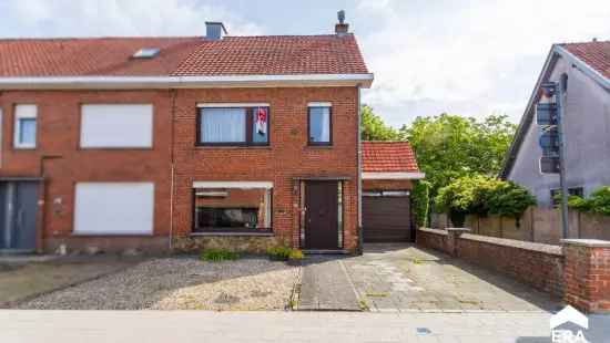 Te renoveren woning met 3 slaapkamers, 2 garages en uitweg