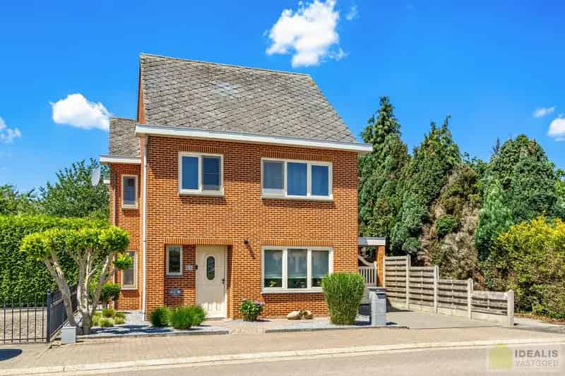 Huis te koop Hamont: Instapklare woning met 4 slaapkamers en tuin