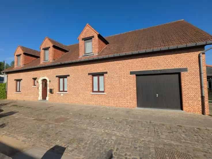 Landhuis Te Koop: Ruime Hoeve met Tuin en Parking