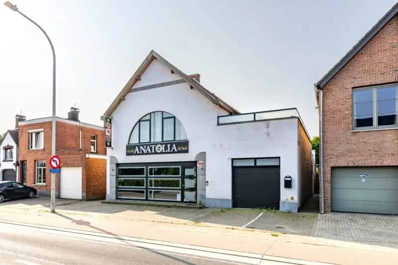 Commerciële Winkel en Duplex Appartement te Wijnegem