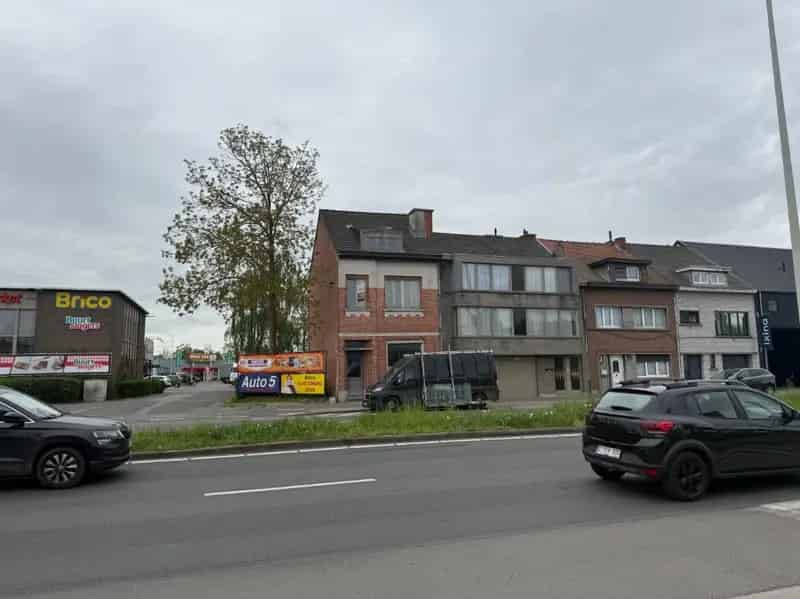 Gezellig appartement met commercieel gelijkvloers op toplocatie nabij centrum Dendermonde.