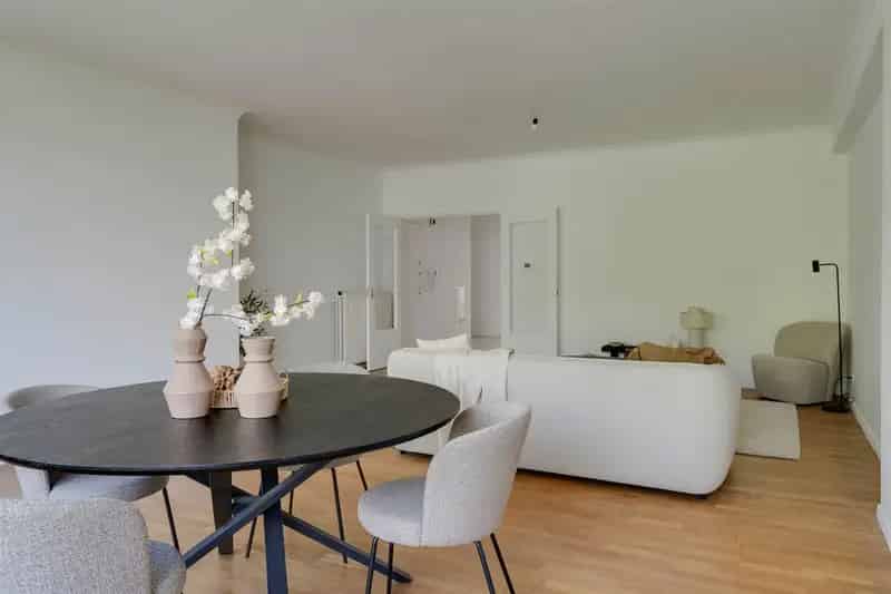Gerenoveerd 2 Slaapkamers Appartement te Koop Wilrijk