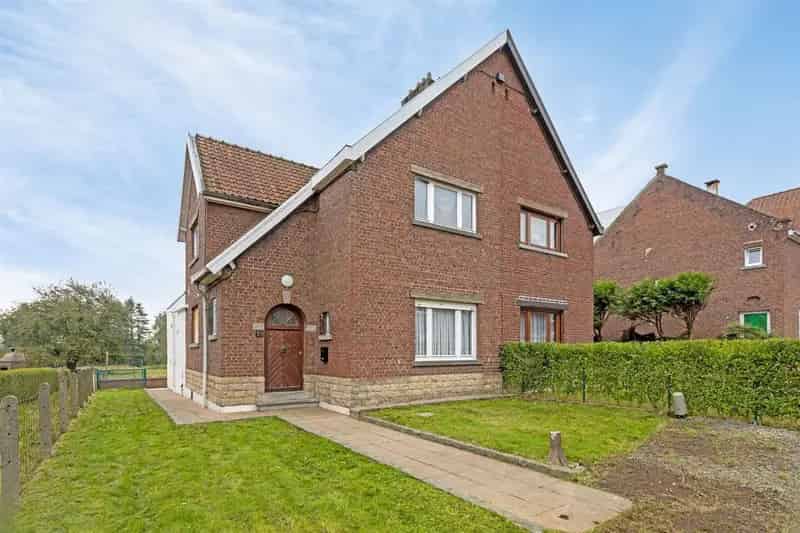 Stijlvol Gerenoveerde Woning met Mooie Tuin te Sint Pieters Leeuw